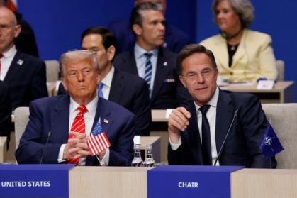 Le président américain Donald Trump (g) et le secrétaire général de l'Otan Mark Rutte à l'ouverture du sommet de l'Otan, le 25 juin 2025 à La Haye, aux Pays-Bas - Handout (AFP)