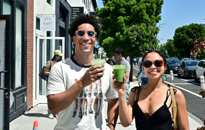 Des lattes glacés au matcha servis au Kettl Tea, dans le quartier de Los Feliz à Los Angeles, en Californie, le 20 mai 2025 - Frederic J. BROWN (AFP)