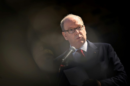 Le Prince Albert II de Monaco s'adresse au public à Saint-Martin-des-Besaces, dans le nord-ouest de la France, le 10 avril 2025 - LOU BENOIST (AFP)