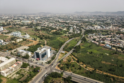 Vue aérienne de fermes urbaines dans le quartier d'affaires d'Abuja, le 23 mai 2025 au Nigeria - OLYMPIA DE MAISMONT (AFP)