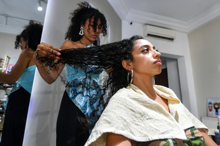 En Tunisie, une "révolution des boucles" contre les diktats de beauté