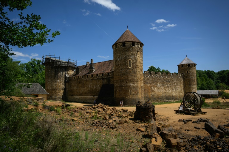 Château fort de Guédelon : un chantier à remonter le temps, tourné vers l'avenir