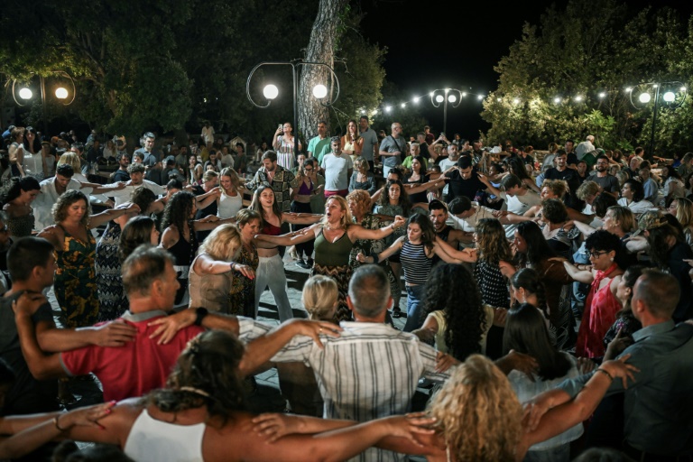 Dans les villages de Grèce, l'été rime avec danses collectives au bout de la nuit