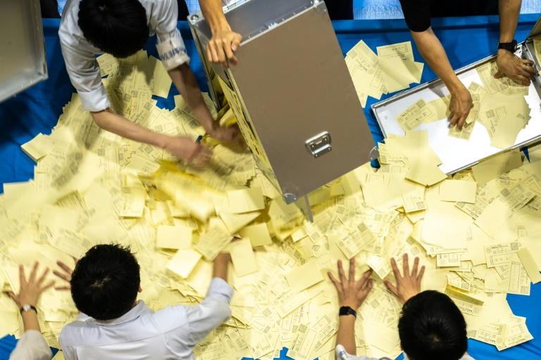 Japon : malgré sa débâcle électorale, Ishiba s'accroche au pouvoir