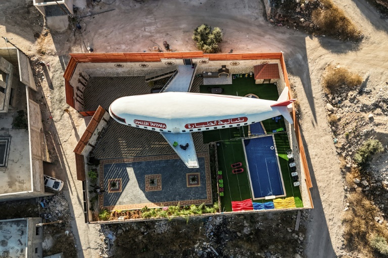 Un avion en béton, substitut au voyage pour les Palestiniens privés d'aéroport