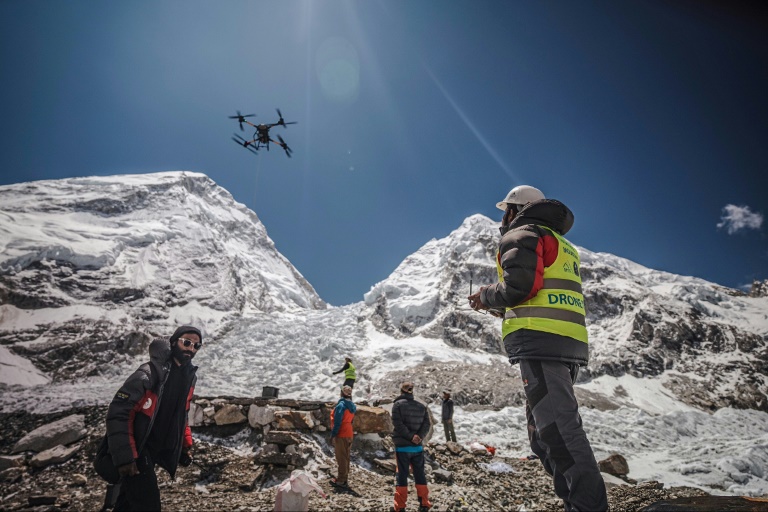 Népal : des drones à l'assaut des déchets de l'Everest
