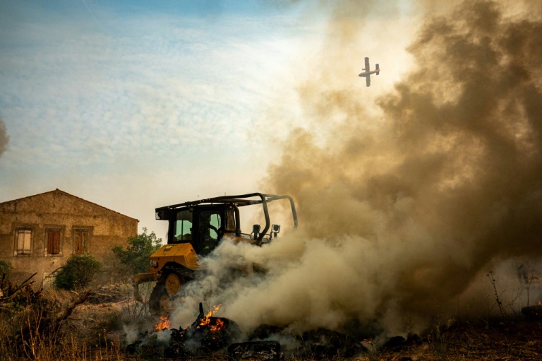 Aude : l'incendie est fixé, mais le combat des pompiers continue