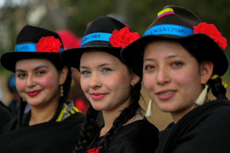 Dans la campagne colombienne, un tournoi de foot féminin en bottes, poncho et chapeau