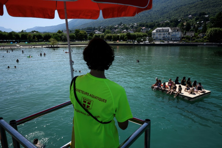 Sur un lac en Savoie, les secours veillent pour éviter les noyades