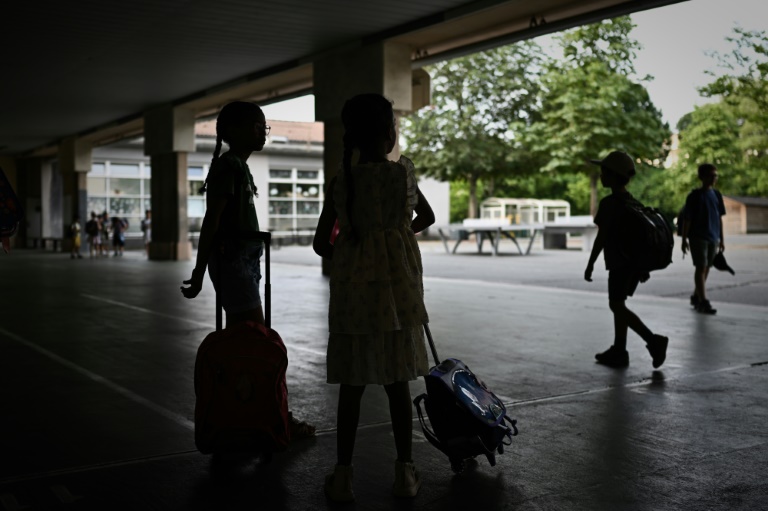 Examens, horaires, bâti : les syndicats exigent d'adapter l'école à la canicule