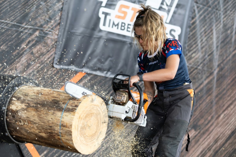 Hache à la main, les femmes s'attaquent au bûcheronnage sportif