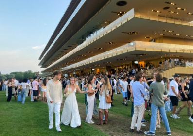 Des jeunes assistent à un événement JeuXdi à l'hippodrome de Longchamp, le 12 juin 2025 à Paris - Sébastien DUVAL (AFP)