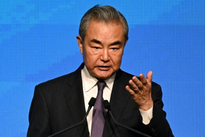 Le ministre chinois des Affaires étrangères, Wang Yi, prend la parole lors de la cérémonie de signature de la Convention sur la création de l'Organisation internationale pour la médiation (IOMed) à Hong Kong, le 30 mai 2025 - Peter PARKS (AFP)
