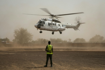 Un membre du Service aérien humanitaire des Nations unies (UNHAS) observe l'atterrissage d'un hélicoptère UNHAS à Dori, au Burkina Faso, le 31 mai 2024 - Chema Moya (AFP)
