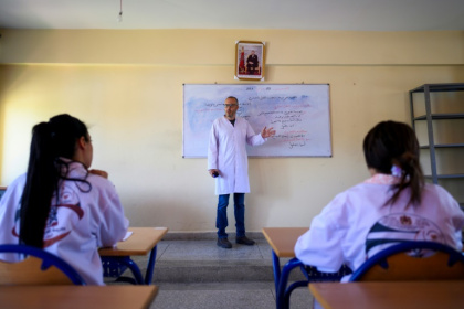 Des élèves suivent un cours d'arabe dans l'une des "Ecoles de la deuxième chance" destinées à lutter contre le décrochage scolaire, le 22 mai 2025 dans la ville marocaine de Tiflet, à une soixantaine de kilomètres de Rabat - Issam ZERROK (AFP)