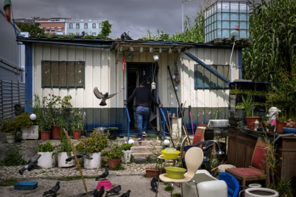 Carlos, jardinier municipal, entre dans le container où il vit depuis cinq ans, le 5 mai 2025 à Lisbonne, au Portugal - PATRICIA DE MELO MOREIRA (AFP)