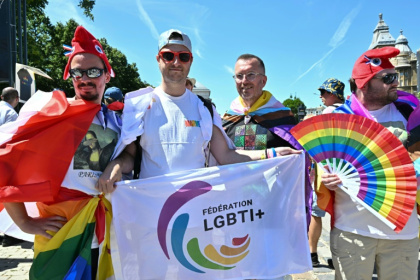 Des personnes participent à la marche des fiertés le 28 juin 2025 à Budapest, malgré son interdiction par la police - Attila KISBENEDEK (AFP)