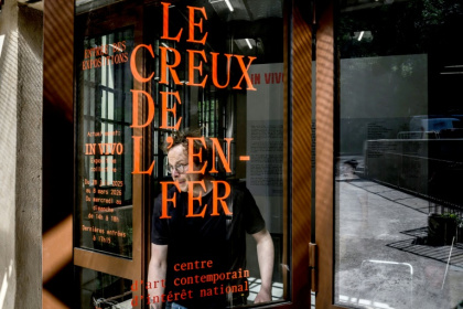 Un travailleur sort du bâtiment du Creux de l'enfer, une ancienne usine transformée en centre d'art contemporain, quelques jours avant son inauguration à Thiers, dans le Puy-de-Dôme, le 25 juin 2025 - JEFF PACHOUD (AFP)