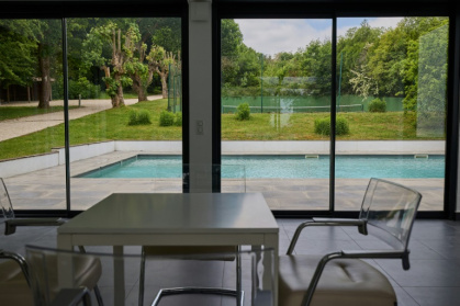 La piscine de l'ancienne résidence du couturier allemand Karl Lagerfeld à Louveciennes, dans les Yvelines, le 15 mai 2025 - Kiran RIDLEY, Kiran RIDLEY (AFP)