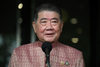 Phumtham Wechayachai, vice-Premier ministre et ministre de la Défense thaïlandais, s'adresse aux médias avant une réunion du cabinet au siège du gouvernement à Bangkok, le 1er juillet 2025 - Lillian SUWANRUMPHA (AFP)