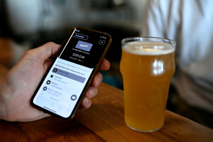 Un paiement en cryptomonnaie via l'application mobile Lyzi au bar La Fracasse à Talence, près de Bordeaux, le 1er juillet 2025 - Christophe ARCHAMBAULT (AFP)