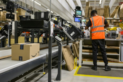 Un employé d'Amazon prépare une commande au centre de distribution d'Augny, près de Metz, le 29 août 2024 - JEAN-CHRISTOPHE VERHAEGEN (AFP)