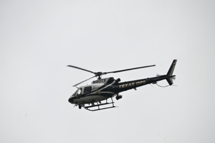 Un hélicoptère des autorités texanes participe aux recherches de disparus après les inondations subites à Hunt, dans l'Etat américain du  Texas, le 6 juillet 2025 - RONALDO SCHEMIDT (AFP)