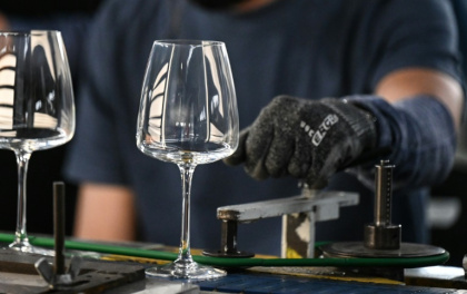Des verres à pied sur une chaîne de fabrication du verrier Arc, le 13 septembre 2022 à Arcques, dans le Pas-de-Calais - DENIS CHARLET (AFP)