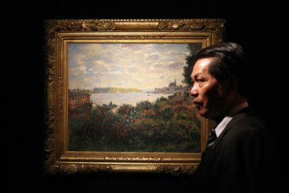 Le tableau "La Seine à Argenteuil" de Claude Monet exposé à Hong Kong, le 25 novembre 2010, dans le cadre d'une vente aux enchères de Sotheby's - Ed Jones (AFP)