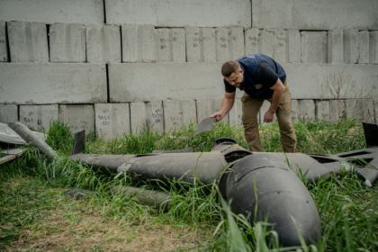 Les restes d'un drone explosif Shahed russe abattu par la défense aérienne ukrainienne, le 30 avril 2025 à Kharkiv. - Ivan SAMOILOV (AFP)