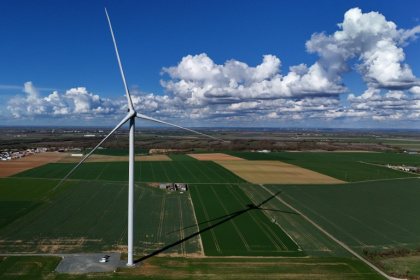 Une éolienne à Andilly-les-Marais, près de La Rochelle, le 10 mars 2025 - Christophe ARCHAMBAULT (AFP)