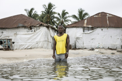Le pêcheur Hassan Kargbo devant des cabanes de l'île de Nyangai, au large de la Sierra Leone, le 30 avril 2025 - PATRICK MEINHARDT (AFP)