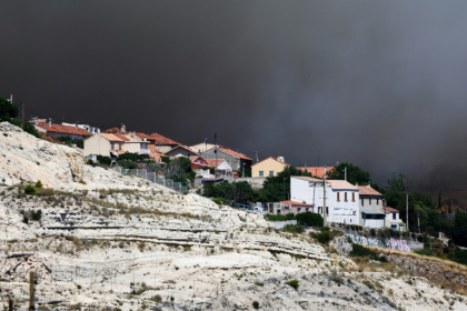 Nuage de fumée au dessus de Marseille provoqué par les incendies, le 8 juillet 2025 - CLEMENT MAHOUDEAU (AFP)