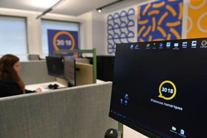 Le centre d'appel de l'association e-Enfance qui gère le numéro vert "30 18" pour protéger les mineurs des contenus sensibles sur Internet et les victimes de cyberharcèlement,  le 8 février 2023 à Paris - Alain JOCARD (AFP)
