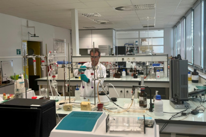 Un ingénieur effectue des tests sur des vins et spiritueux pour en vérifier l'authenticité et la conformité aux réglementations dans un laboratoire de la DGCCRF, le 3 juillet 2025 à Pessac, en Gironde - Paul CASSEDANNE (AFP)