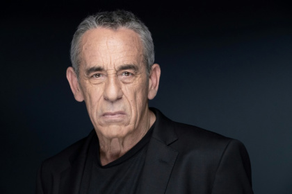 Thierry Ardisson pose lors d'une séance photo à Paris le 20 avril 2022 - JOEL SAGET (AFP)