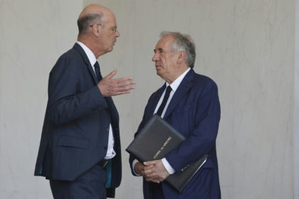 Le ministre français de l'Economie Eric Lombard (g) s'entretient avec le Premier ministre français François Bayrou après le conseil des ministres hebdomadaire au palais de l'Elysée à Paris, le 2 juillet 2025 - Ludovic MARIN (AFP)