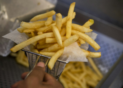 Les principales enseignes de restauration rapide en France, McDonald’s, Burger King, KFC et Quick, manquent de transparence sur les additifs utilisés dans leurs recettes et seules deux d'entre elles affichent un Nutri-Score - Saul LOEB (AFP)