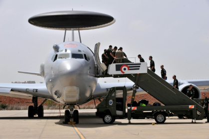 Un avion équipé d'un radar "système aéroporté d'alerte et de contrôle" (Awacs) à la base aérienne française de Dakar, le 7 juin 2009 au Sénégal - GEORGES GOBET (AFP)