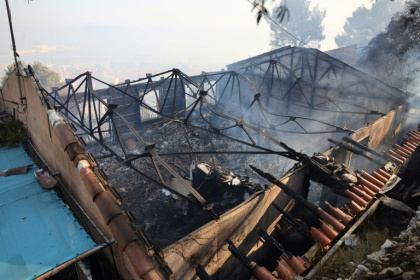 Un bâtiment détrujit par un incendie de forêt dans le quartier de l'Estaque à Marseille, le 8 juillet 2025 - Clement MAHOUDEAU (AFP)