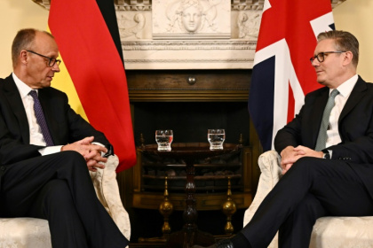 Le Premier ministre britannique Keir Starmer (d) et le chancelier allemand Friedrich Merz lors d'une rencontre au 10 Downing Street, le 17 juillet 2025 à Londres - Leon Neal (AFP)