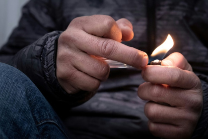 Sur les trottoirs, sous les porches, dans les parkings, ils sont de plus en plus nombreux, de plus en plus précaires: fumeurs ou "injecteurs" d'une cocaïne omniprésente dans le centre de Marseille - JOEL SAGET (AFP)