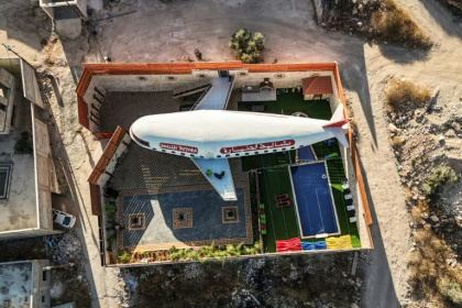 Plan aérien d'un gîte touristique construit en forme d'avion à Qaffin, dans le nord de la Cisjordanie occupée, le 2 juillet 2025 - John WESSELS (AFP)