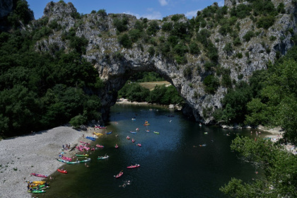 Des vacanciers en canoës et kayaks sur la rivière Ardèche près de Vallon-Pont-d'Arc, le 15 juillet 2025 en Ardèche - JEAN-PHILIPPE KSIAZEK (AFP)