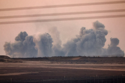 Cette photo, prise depuis un point situé à la frontière israélienne avec la bande de Gaza, montre de la fumée s’élevant d'un secteur lors de frappes israéliennes sur le territoire palestinien, le 21 juillet 2025 - Eyad BABA (AFP)
