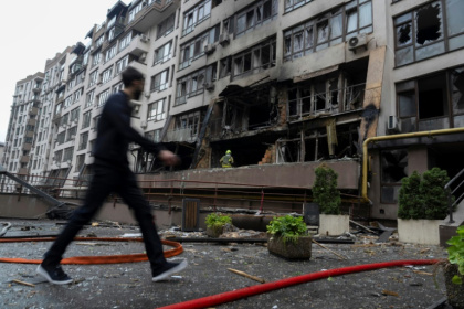 Un immeuble résidentiel endommaggé par une attaque russe, le 21 juillet 2025 à Kiev, en Ukraine - Philemon HENRY (AFP)