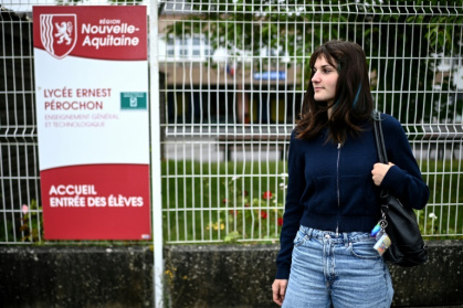 Clémentine Avogadro devant son lycée Ernest Pérochon à Parthenay, le 4 juin 2025 dans les Deux-Sèvres - Christophe ARCHAMBAULT (AFP)