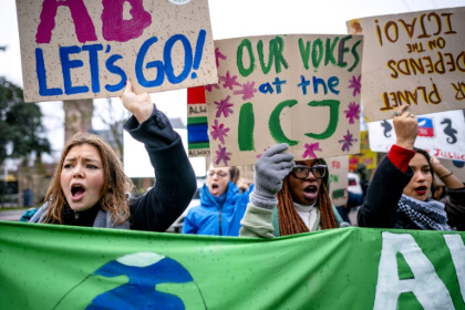 Un groupe de militants pour le climat manifeste devant la Cour internationale de justice à La Haye, aux Pays-Bas, le 2 décembre 2024 - Lina Selg (AFP)