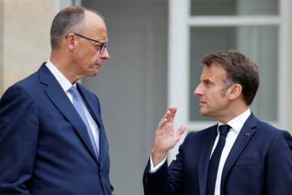 Le président français Emmanuel Macron (d) s'entretient avec le chancelier allemand Friedrich Merz dans le jardin du palais de l'Elysée à Paris, le 7 mai 2025 - Ludovic MARIN (AFP)