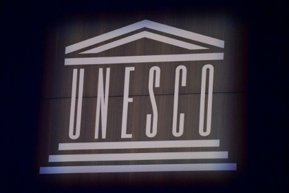 Le logo de l'Unesco photographié lors du 75e anniversaire de l'organisation en son siège à Paris, le 12 novembre 2021 - JULIEN DE ROSA (AFP)